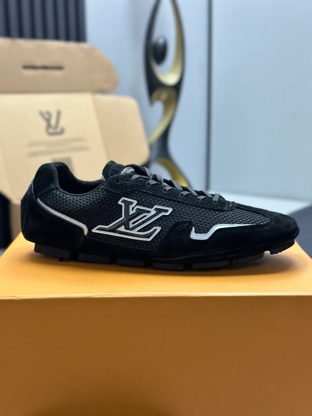 👟👟Ex-factory price 680👟👟 (Top version fully packaged) LV Louis Vuitton L Family Donkey Brand Latest Rally Series Mesh Casual Sports Shoes Doudou Shoes Original purchase, development and production This LV Rally sports shoe is made of suede cow leather and mesh fabric, and a rubber pad outsole is incorporated into the driving shoe configuration, making it a modern choice that is both comfortable and light. The LV letters on the side, the handwritten Louis Vuitton logo on the rear, and the Vuitton logo on the tongue and outsole jointly brand the brand mark. Exquisite packaging at the delivery counter🛍📦 ▪️Fabric: Original customized imported mesh + cowhide ▪️Inner lining: Original customized breathable mesh lining ▪️Outsole: Original molded anti-slip rubber material ▪️Sole thickness: 2CM ▪️Size: Men's 39-45